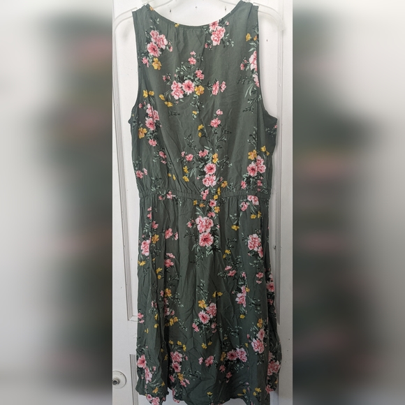 Old Navy Women's Summer Dress. - Picture 2 of 5